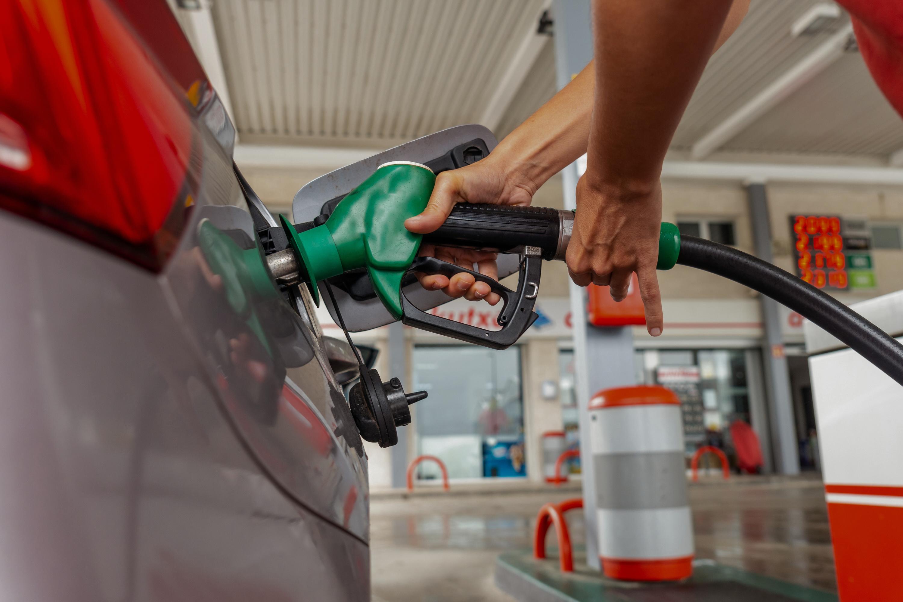 Servicio de combustible en estación Faroil